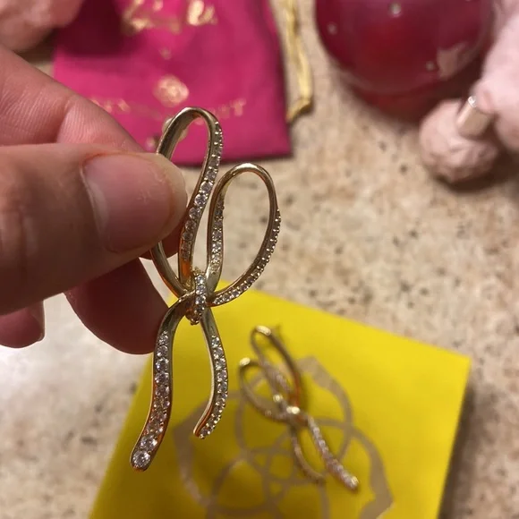 Kendra Scott bow earrings gold with dust bag - Picture 3 of 4